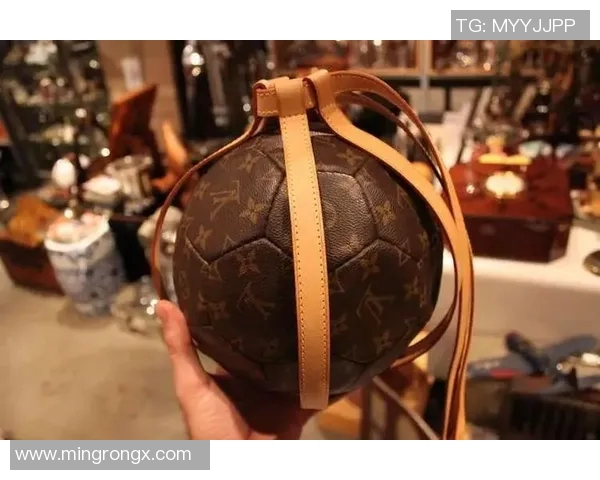 足球明星与奢华LV鞋包的完美结合展现时尚与运动的魅力 足球明星与奢华LV鞋包的完美结合展现时尚与运动的魅力